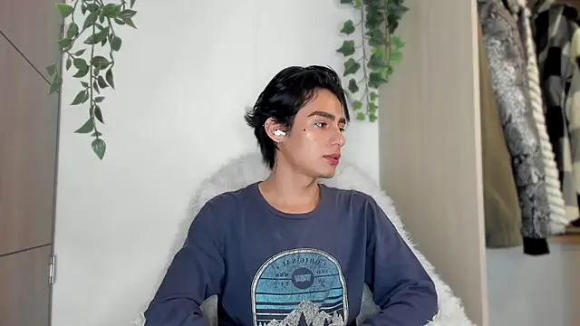 Snapshot of sebas_rose chatting on March 8, 2025, 5:17 am sebas rose online show from March 8, 2025, 5:17 am