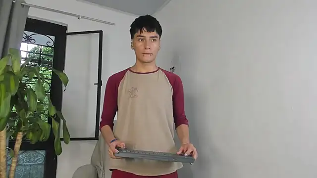 Snapshot of sebas_rose chatting on October 19, 2025, 10:10 pm sebas rose online show from October 19, 2025, 10:10 pm