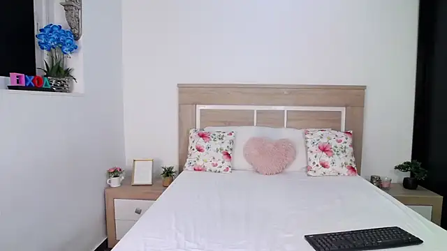 Snapshot of AylinRoss chatting on September 20, 2025, 8:21 pm AylinRoss online show from September 20, 2025, 8:21 pm