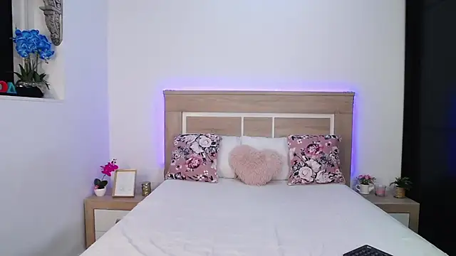 AylinRoss online show from December 17, 2025, 8:37 pm