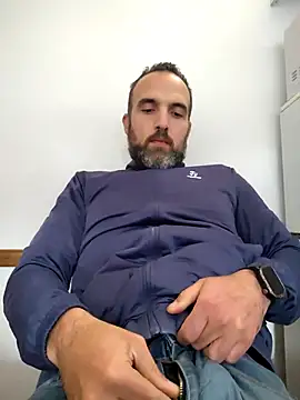 Snapshot of leon3875 chatting on December 19, 2025, 3:30 pm leon3875 online show from December 19, 2025, 3:30 pm