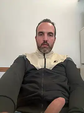 Snapshot of leon3875 chatting on February 25, 2026, 3:32 pm leon3875 online show from February 25, 2026, 3:32 pm