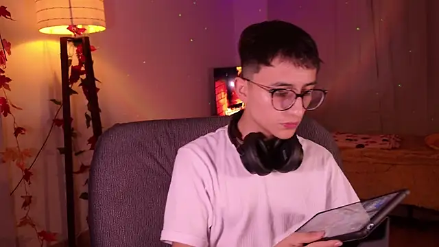 Snapshot of Mr_evan1 chatting on December 13, 2024, 11:55 am Mr evan1 online show from December 13, 2024, 11:55 am