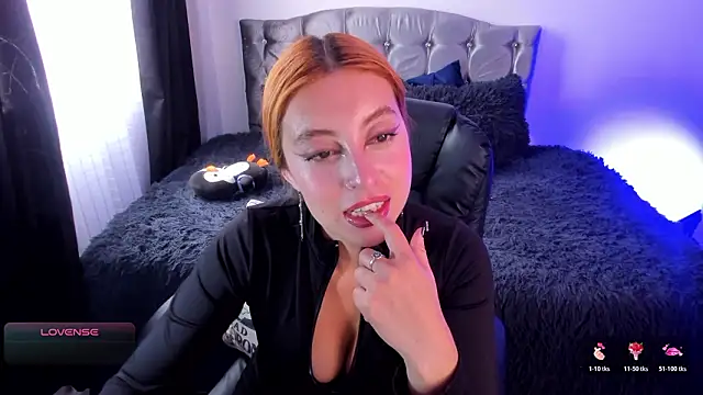 Violetaarey online show from February 13, 2026, 8:49 pm