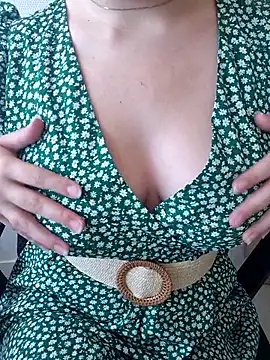 PetiteBrunette4 online show from May 27, 2026, 8:33 am