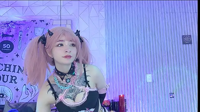 zephirahabney online show from December 5, 2025, 3:09 pm