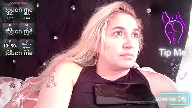 Izury Blondee online show from November 4, 2025, 6:07 pm