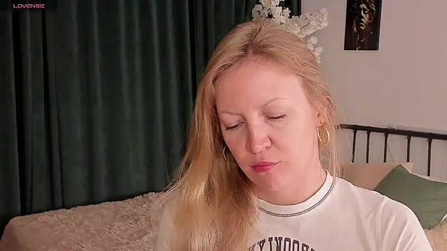 Snapshot of sugamomy chatting on October 14, 2025, 12:11 am sugamomy online show from October 14, 2025, 12:11 am