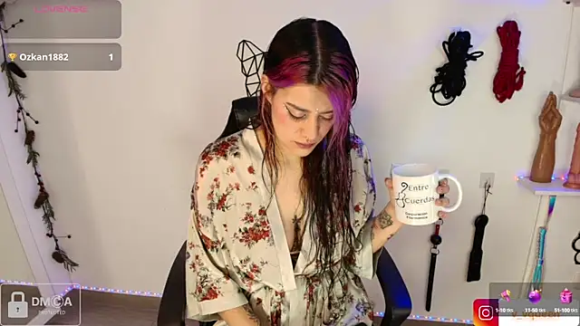 Snapshot of Violet-Queen chatting on December 21, 2024, 10:39 am Violet-Queen online show from December 21, 2024, 10:39 am