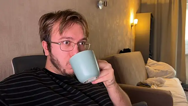 kiopiggy online show from November 4, 2025, 6:45 am