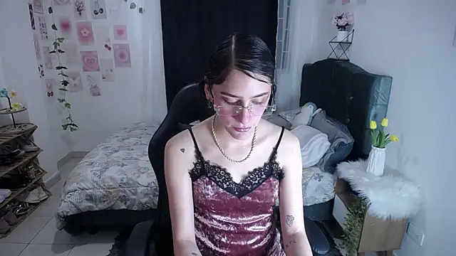 IsaBaileys  online show from June 8, 2026, 2:01 am