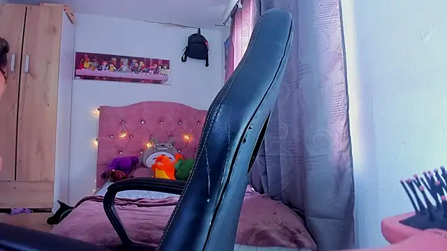 saralolo420 online show from December 14, 2024, 7:25 pm