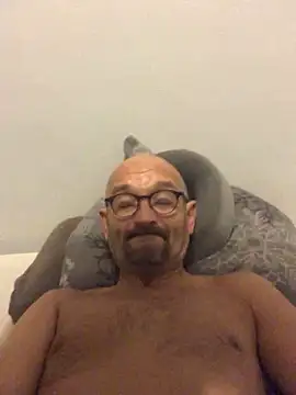 Snapshot of henfri chatting on October 19, 2025, 9:54 am henfri online show from October 19, 2025, 9:54 am