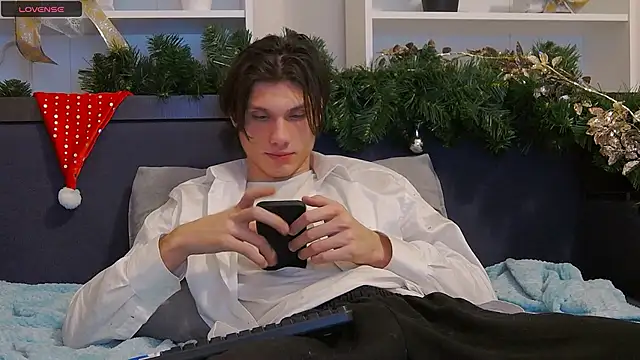Snapshot of CalvinCay chatting on January 1, 2025, 12:32 am CalvinCay online show from January 1, 2025, 12:32 am