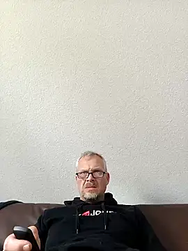 Snapshot of Heidemensch chatting on April 17, 2026, 8:28 am Heidemensch online show from April 17, 2026, 8:28 am