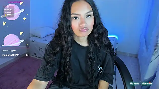 Snapshot of Riana_Kean chatting on January 28, 2025, 2:43 am Riana Kean online show from January 28, 2025, 2:43 am