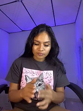 Snapshot of Riana_Kean chatting on February 6, 2025, 10:32 pm Riana Kean online show from February 6, 2025, 10:32 pm