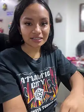 Snapshot of Riana_Kean chatting on February 10, 2025, 11:02 pm Riana Kean online show from February 10, 2025, 11:02 pm