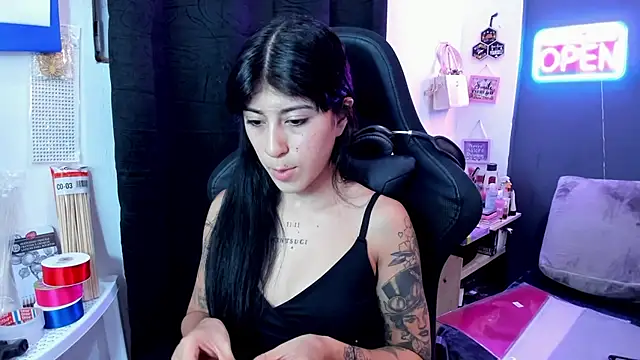 chaymae nah  online show from April 22, 2026, 1:52 am