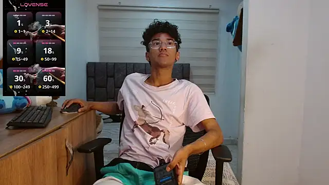 harrytwink18 online show from September 15, 2025, 3:23 pm