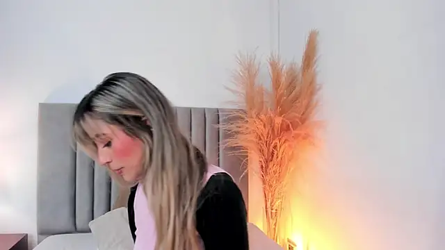 Snapshot of LucyJhonnsonn chatting on February 5, 2025, 12:31 am LucyJhonnsonn online show from February 5, 2025, 12:31 am