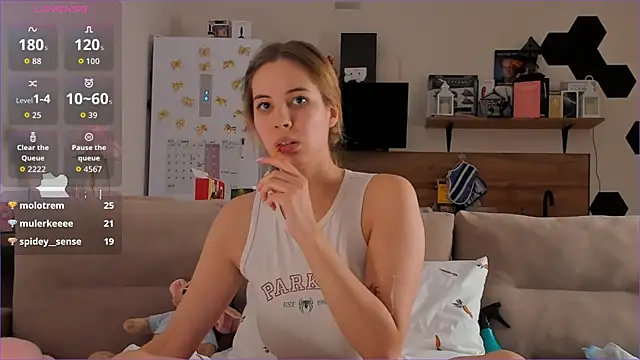 Girl alone home online show from November 13, 2025, 4:17 pm