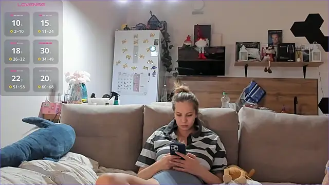 Girl alone home online show from January 14, 2026, 4:12 pm