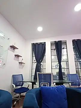 karlamorris  online show from November 15, 2025, 4:47 pm