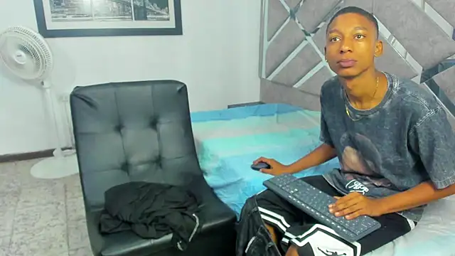 EvaxEmma online show from November 25, 2025, 1:44 pm