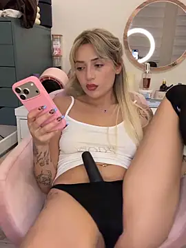 yaprakmericc online show from October 31, 2025, 7:48 pm