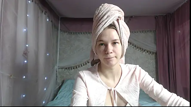 leila bambi  online show from December 19, 2025, 9:44 pm