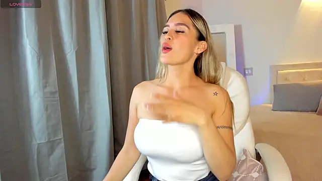 Snapshot of megan_connor_ chatting on October 12, 2025, 1:59 am megan connor online show from October 12, 2025, 1:59 am