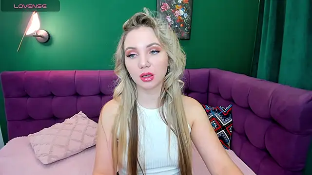 EvaMoran online show from October 12, 2025, 1:37 am