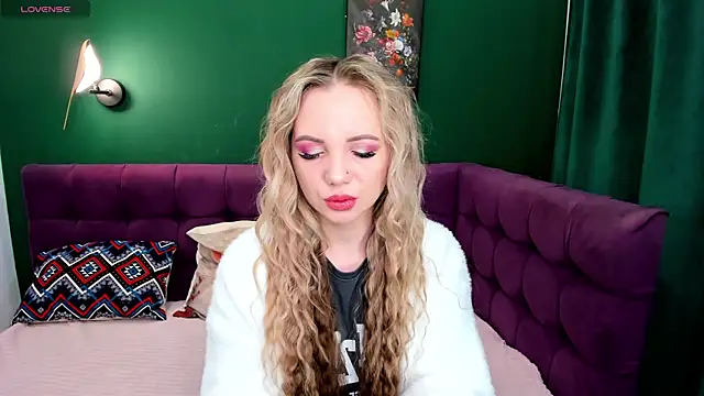 EvaMoran online show from April 12, 2026, 1:43 am