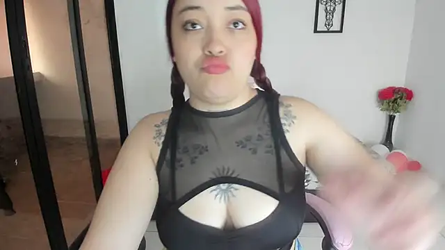 Snapshot of julinee_smithh chatting on October 29, 2025, 12:40 pm julinee smithh online show from October 29, 2025, 12:40 pm