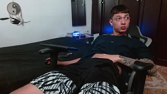 aaron blug online show from November 3, 2025, 9:59 pm