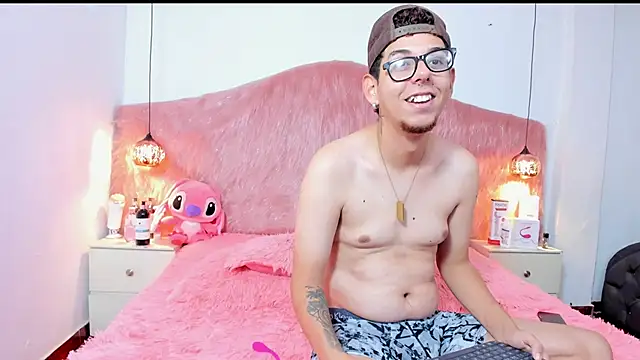 Derek and Skarlet online show from November 17, 2025, 3:51 pm