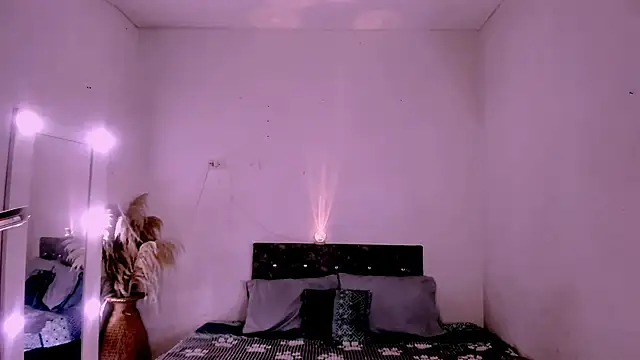 carolinemiller7 online show from April 12, 2026, 3:22 am