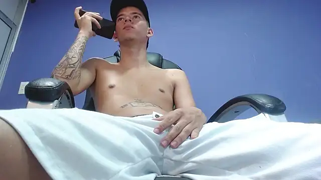 Snapshot of FrannBoy chatting on March 3, 2025, 8:11 pm FrannBoy online show from March 3, 2025, 8:11 pm