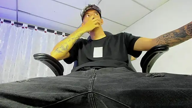 Snapshot of FrannBoy chatting on March 6, 2025, 7:32 pm FrannBoy online show from March 6, 2025, 7:32 pm