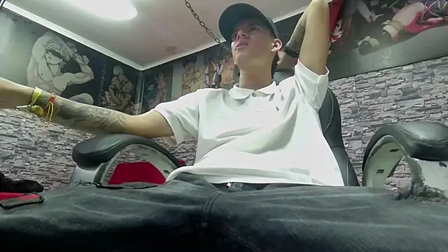 Snapshot of FrannBoy chatting on March 19, 2025, 11:25 pm FrannBoy online show from March 19, 2025, 11:25 pm