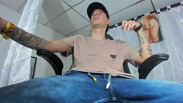 Snapshot of FrannBoy chatting on March 20, 2025, 5:36 pm FrannBoy online show from March 20, 2025, 5:36 pm