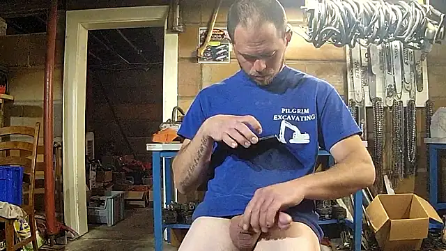 Bigoleslong98765 online show from April 21, 2026, 9:06 pm