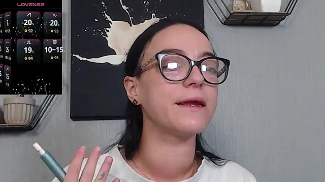 IzabelllNoir online show from April 15, 2026, 7:04 am