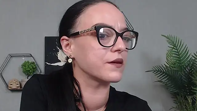 IzabelllNoir online show from May 15, 2026, 6:04 pm