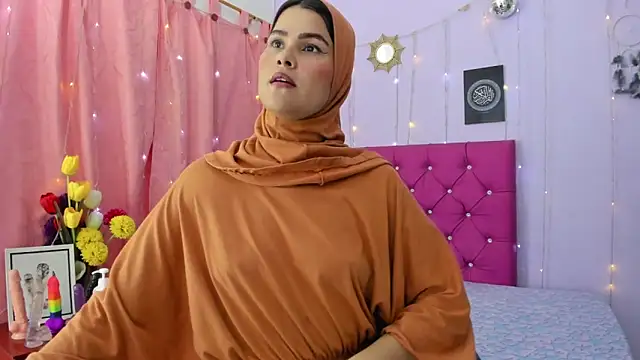 AishaAmin  online show from December 18, 2024, 3:44 pm