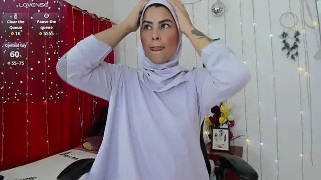 AishaAmin  online show from November 24, 2025, 12:27 pm