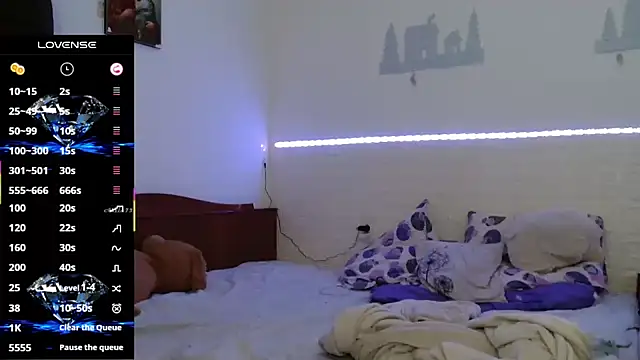 cuple hoot  online show from October 3, 2025, 9:56 pm