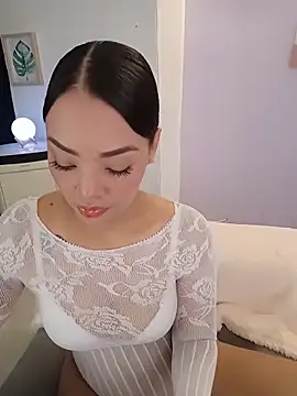 Sara LipsX online show from April 12, 2026, 8:47 pm