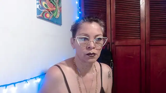 Snapshot of electra-mommy chatting on July 1, 2026, 11:01 am electra-mommy online show from July 1, 2026, 11:01 am